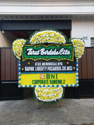 Papan Bunga Duka di Pagar Gunung