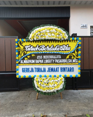 Papan Bunga Duka di Pagar Gunung