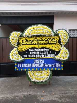 Papan Bunga Duka di Pagar Gunung