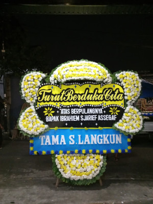 Papan Bunga Duka di Pagar Gunung