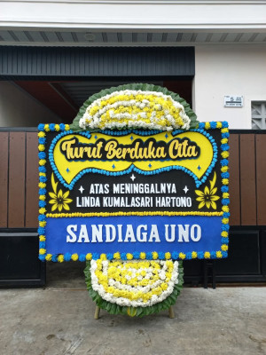 Papan Bunga Duka di Pagar Gunung