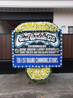 Papan Bunga Duka di Pagar Gunung